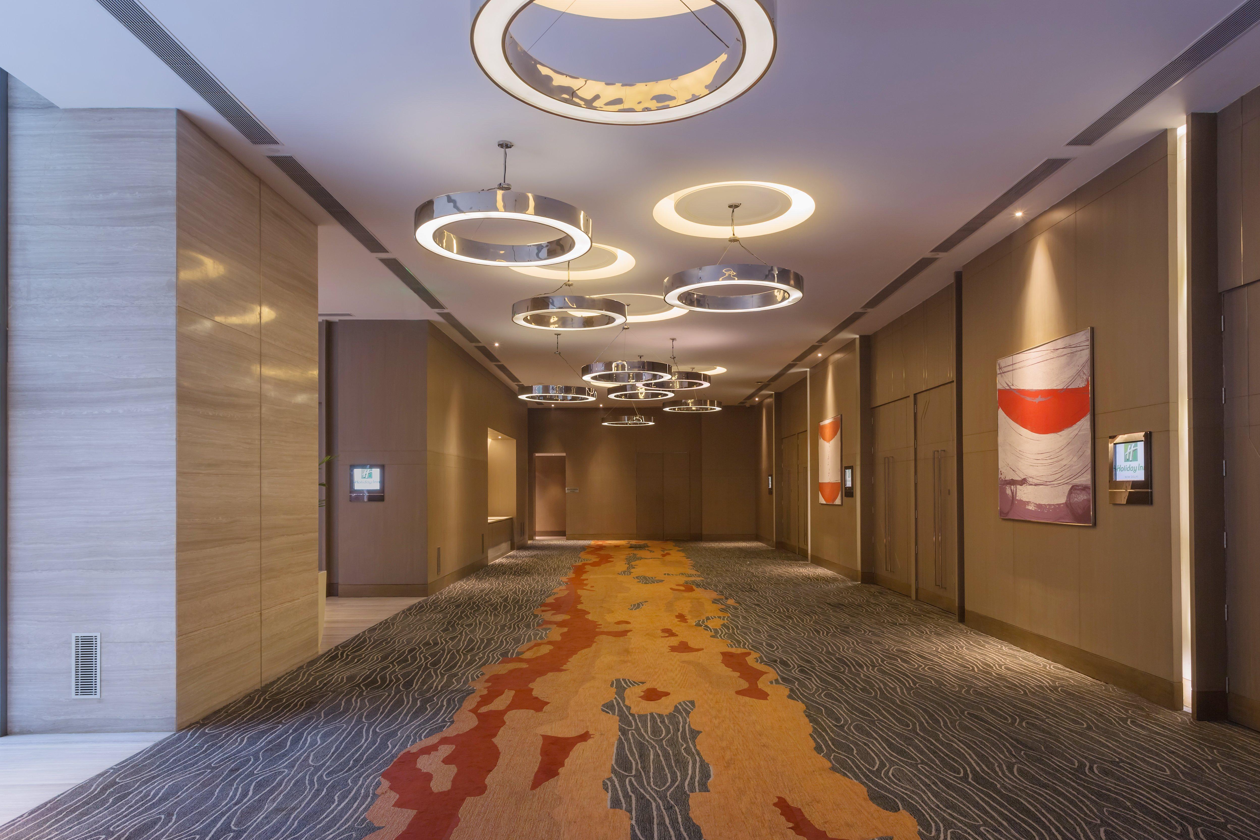 Holiday Inn New Delhi Aerocity By Ihg Екстериор снимка A corridor of the hotel