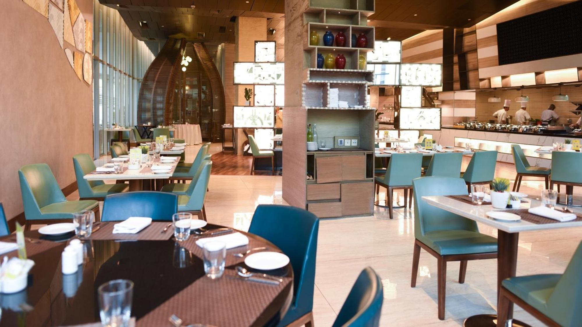 Holiday Inn New Delhi Aerocity By Ihg Екстериор снимка The interior of the restaurant