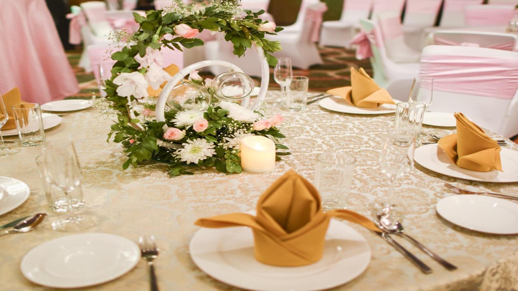Holiday Inn New Delhi Aerocity By Ihg Екстериор снимка A table set for a formal meal