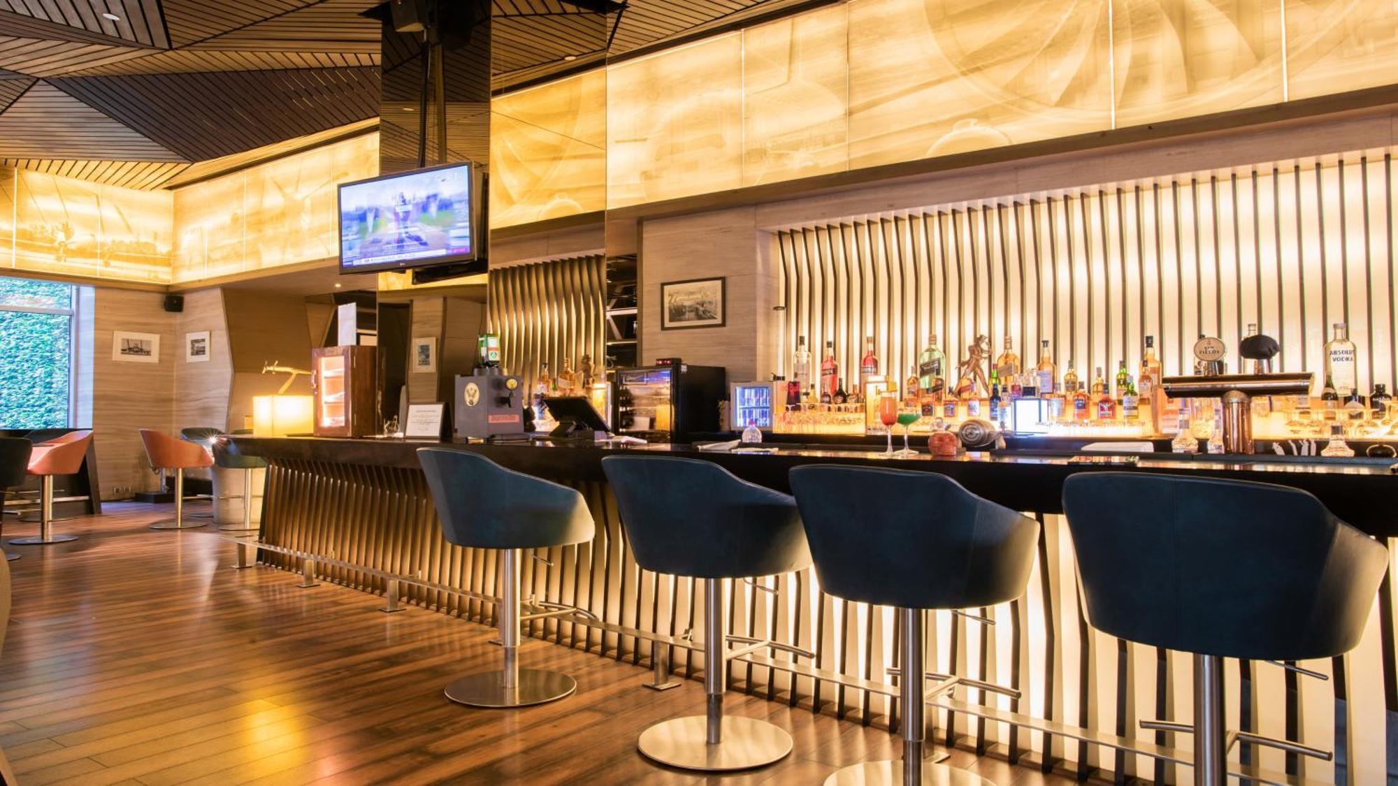 Holiday Inn New Delhi Aerocity By Ihg Екстериор снимка The bar at the lounge