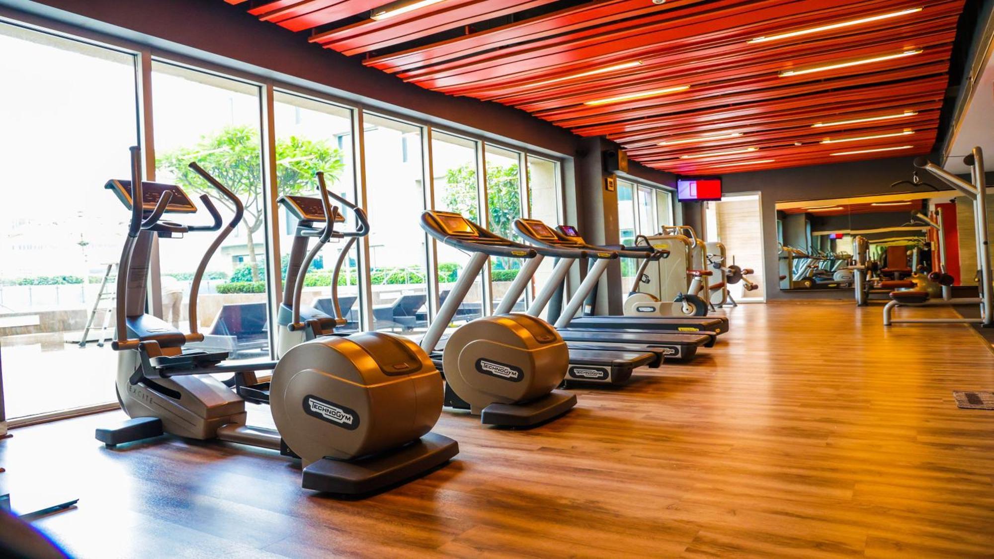 Holiday Inn New Delhi Aerocity By Ihg Екстериор снимка The gym at the hotel