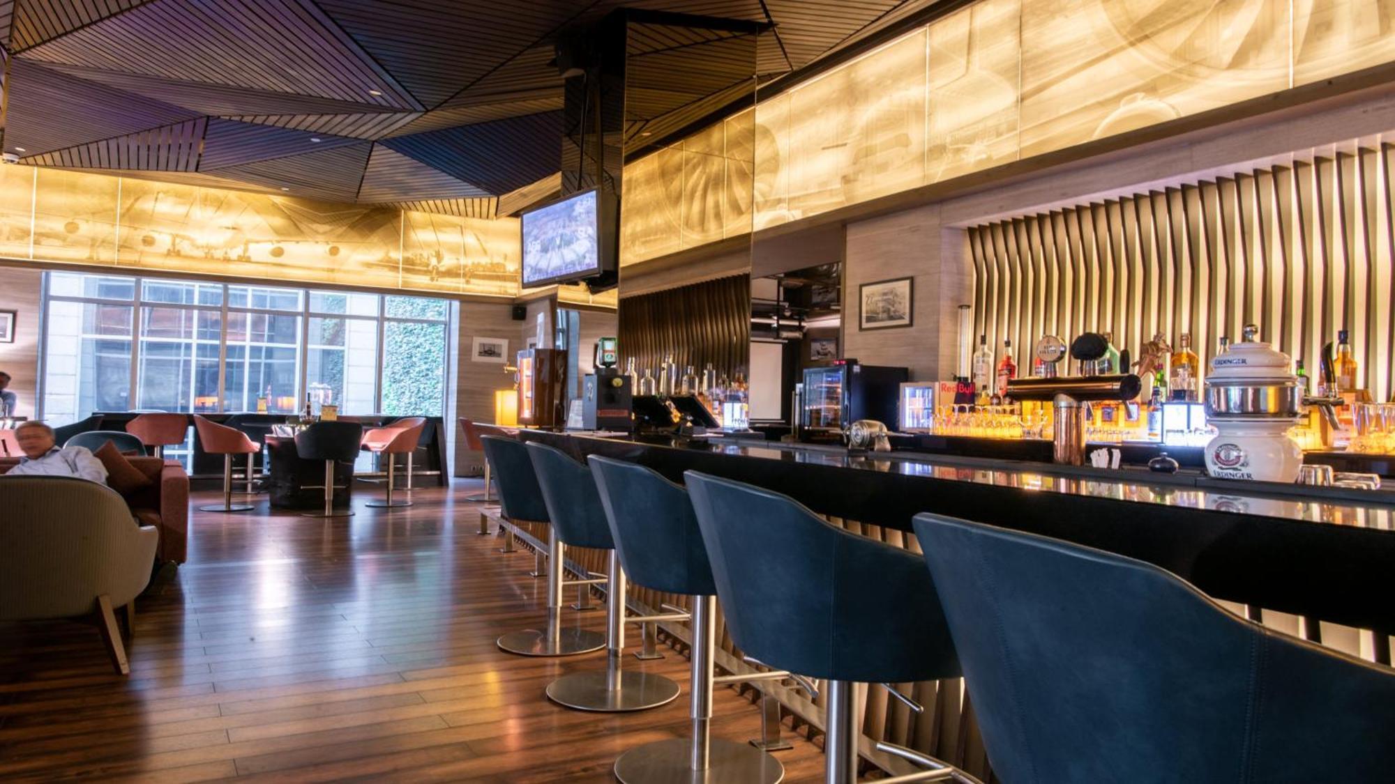Holiday Inn New Delhi Aerocity By Ihg Екстериор снимка The bar at the lounge