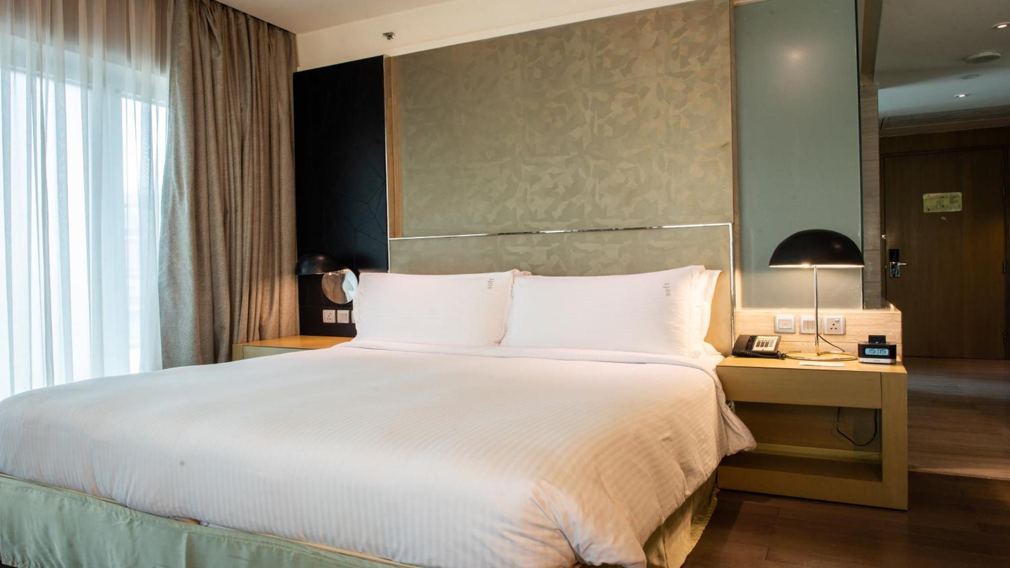 Holiday Inn New Delhi Aerocity By Ihg Екстериор снимка A bedroom at the hotel