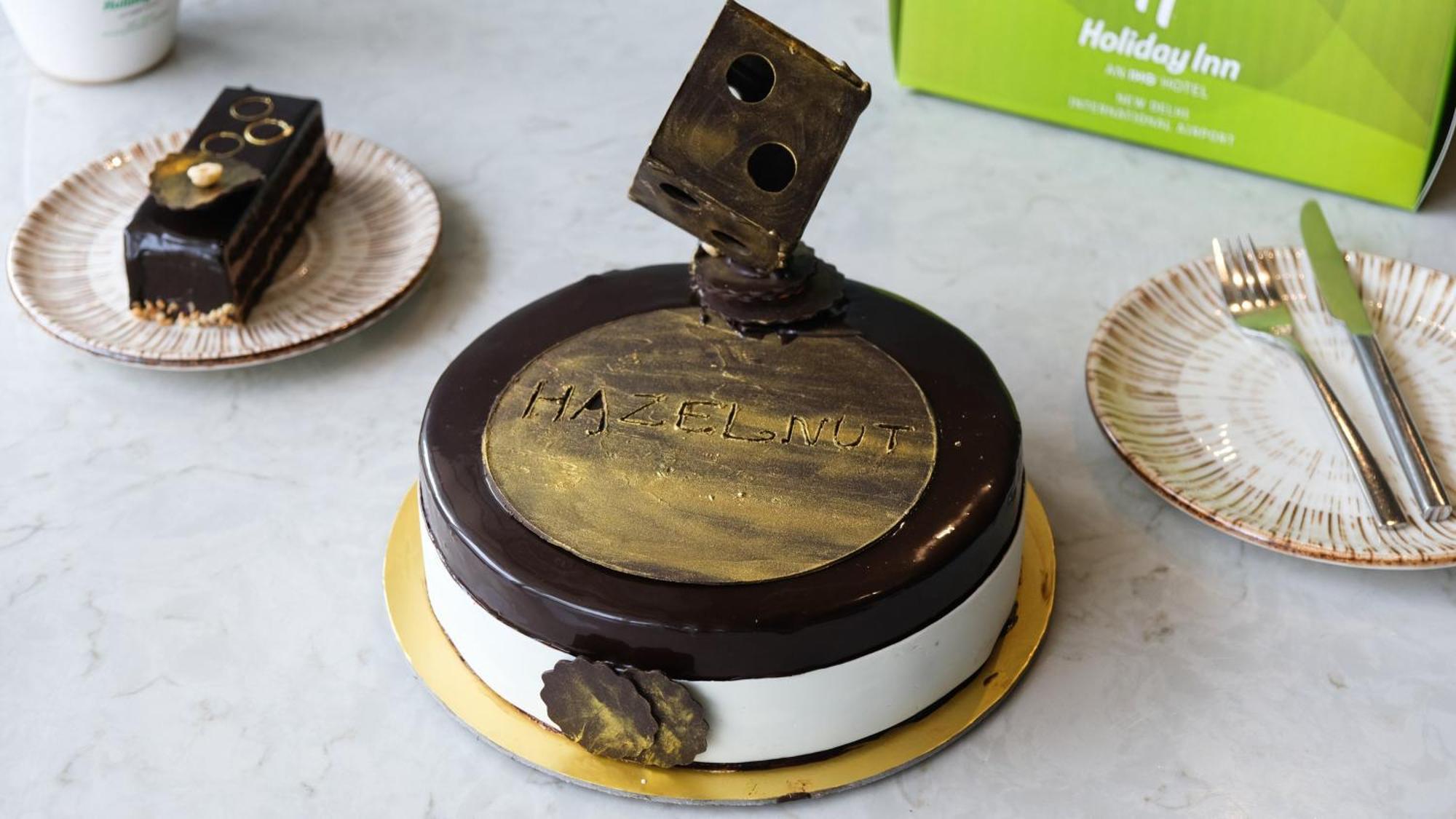 Holiday Inn New Delhi Aerocity By Ihg Екстериор снимка A cake from Holiday Inn