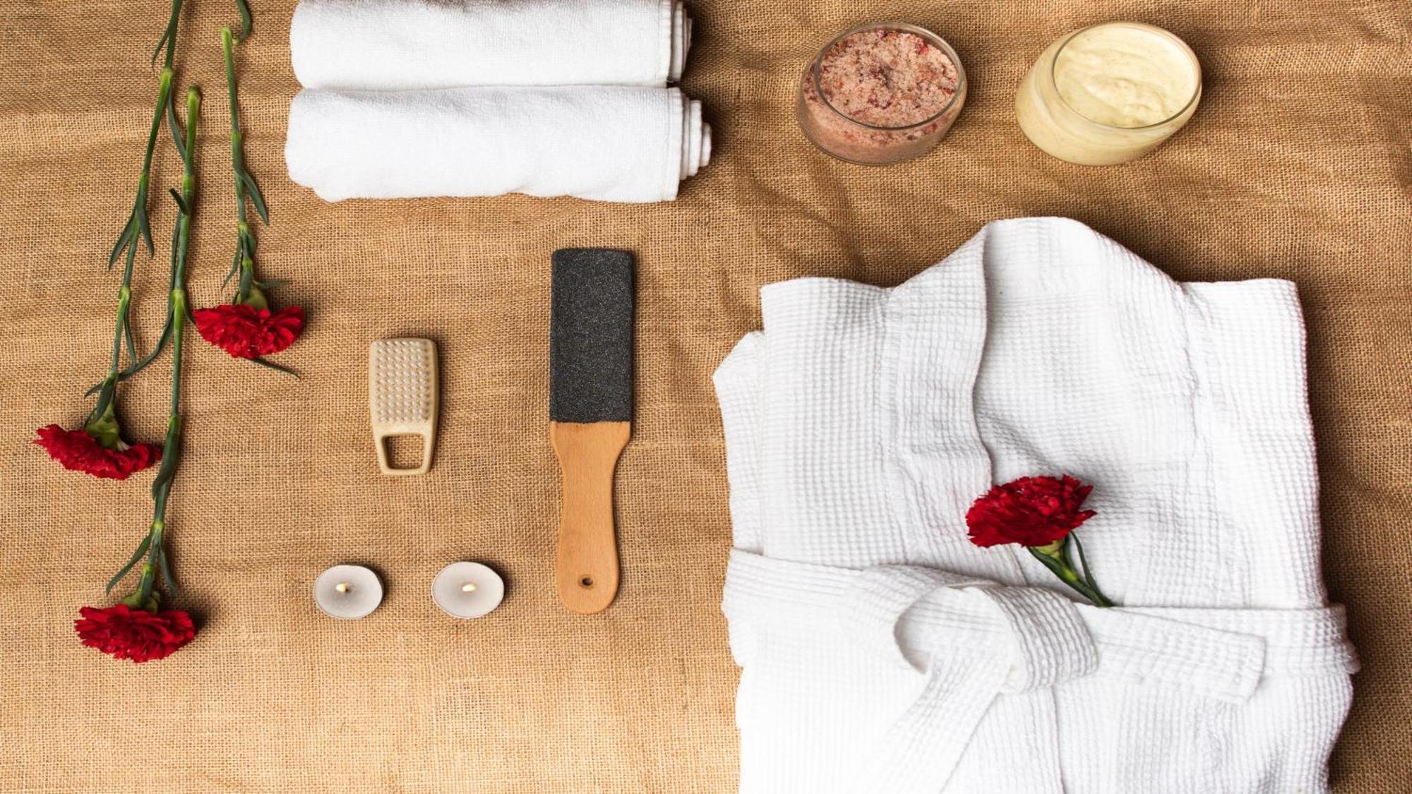 Holiday Inn New Delhi Aerocity By Ihg Екстериор снимка A variety of spa items