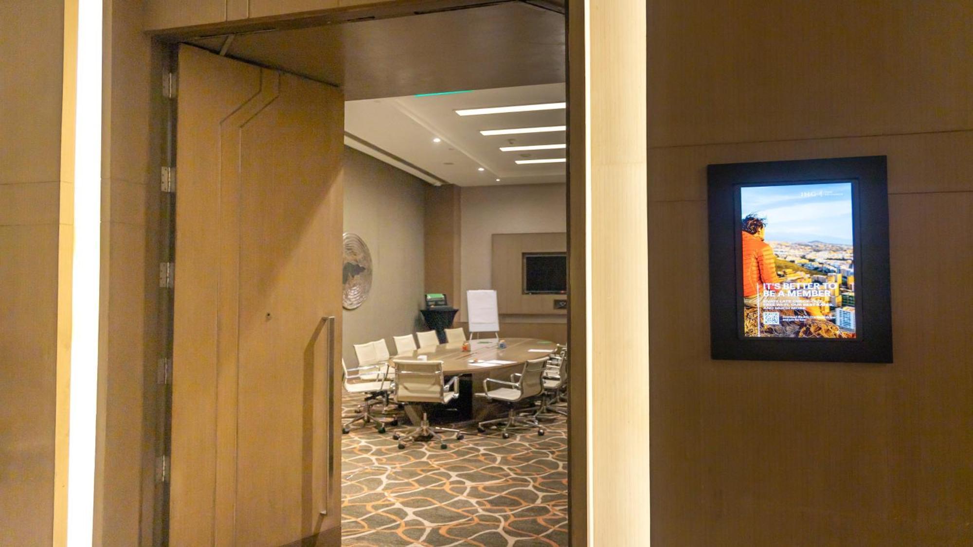Holiday Inn New Delhi Aerocity By Ihg Екстериор снимка A meeting room at the headquarters of the International Centre for Integrated Assessment and Sustainable Development (ICCIAS) in Bonn, Germany