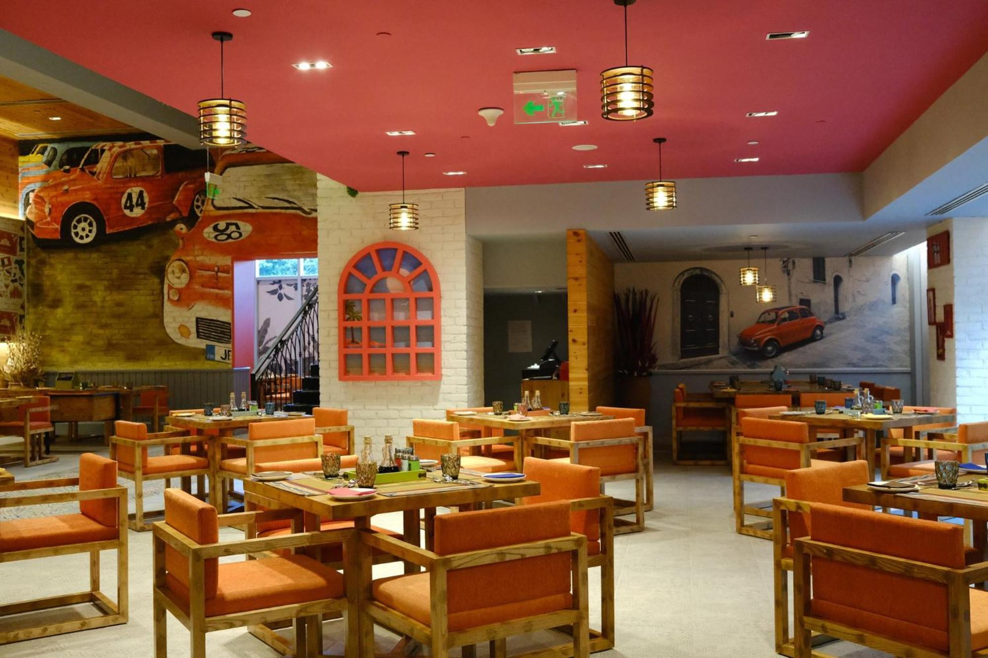 Holiday Inn New Delhi Aerocity By Ihg Екстериор снимка Interior of a restaurant in India