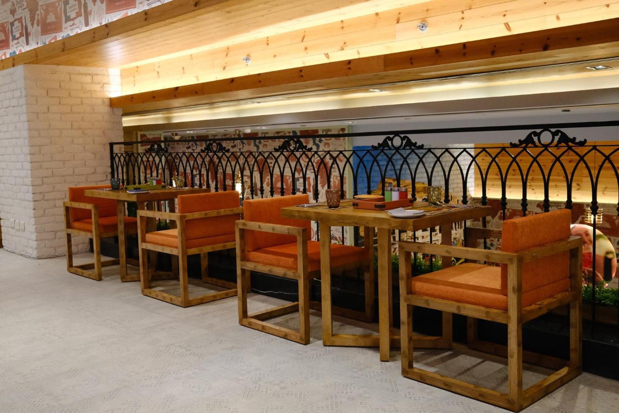 Holiday Inn New Delhi Aerocity By Ihg Екстериор снимка A restaurant in the hotel