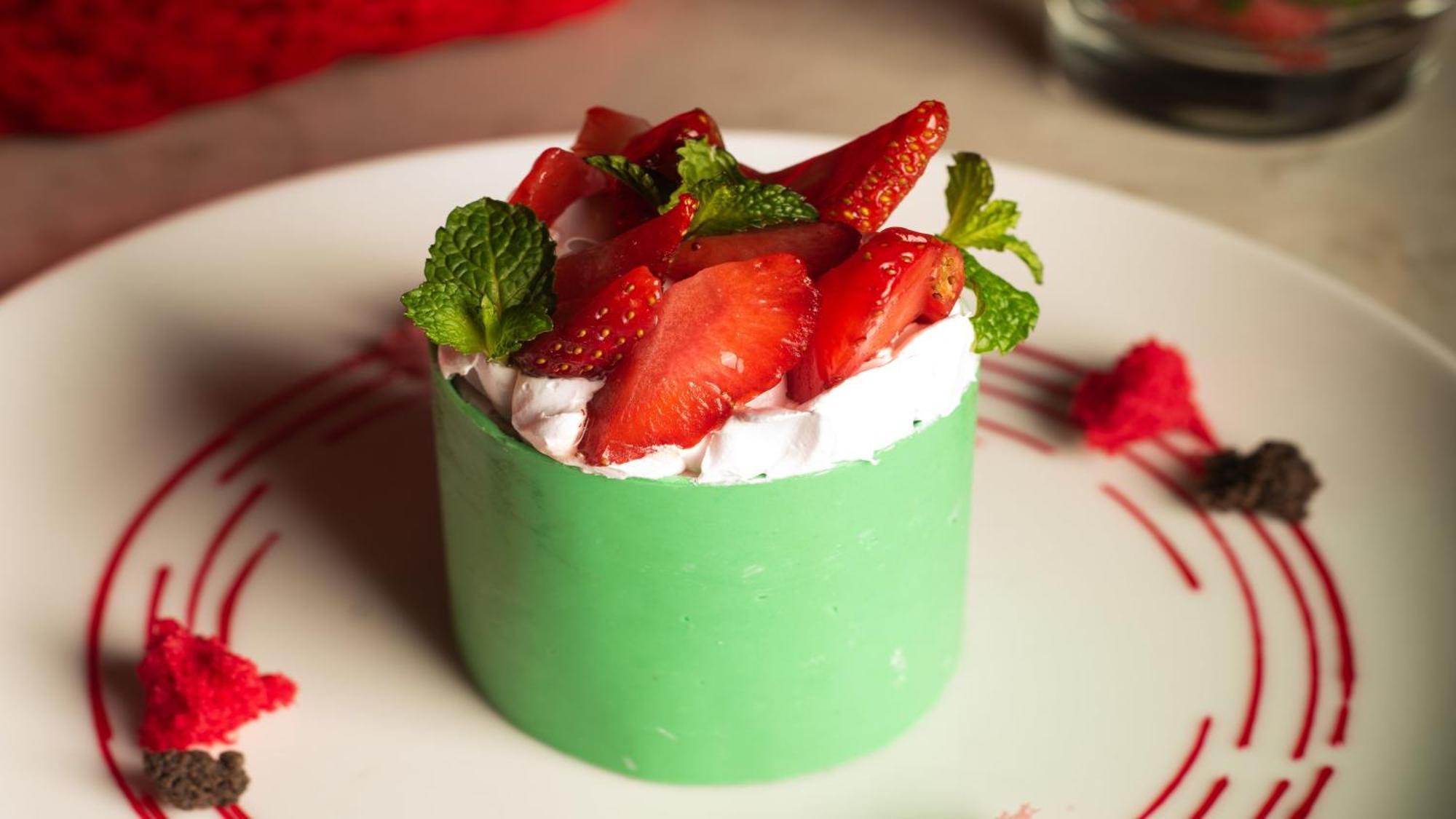 Holiday Inn New Delhi Aerocity By Ihg Екстериор снимка A strawberry parfait