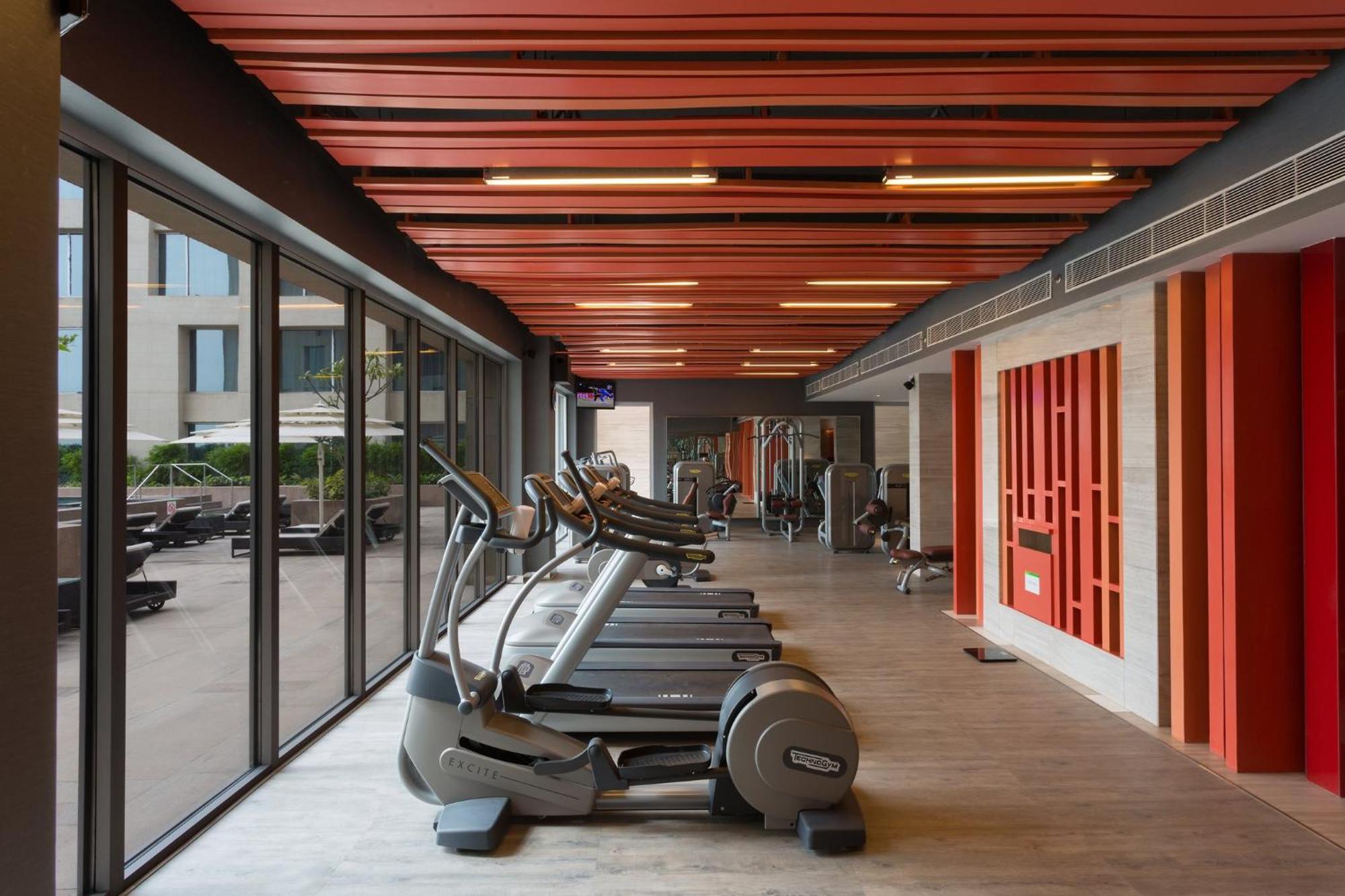 Holiday Inn New Delhi Aerocity By Ihg Екстериор снимка The gym at the hotel