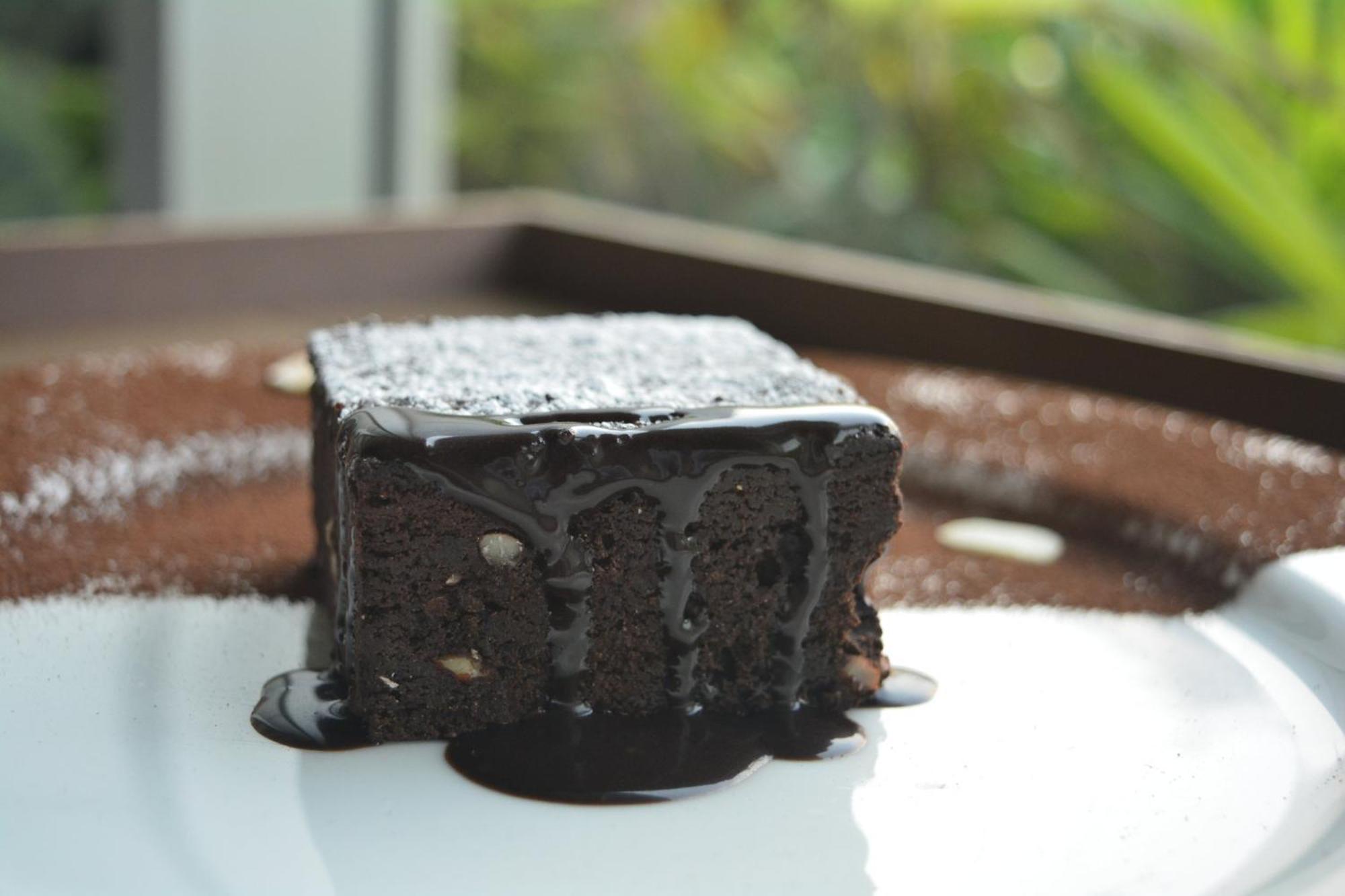 Holiday Inn New Delhi Aerocity By Ihg Екстериор снимка A chocolate cake