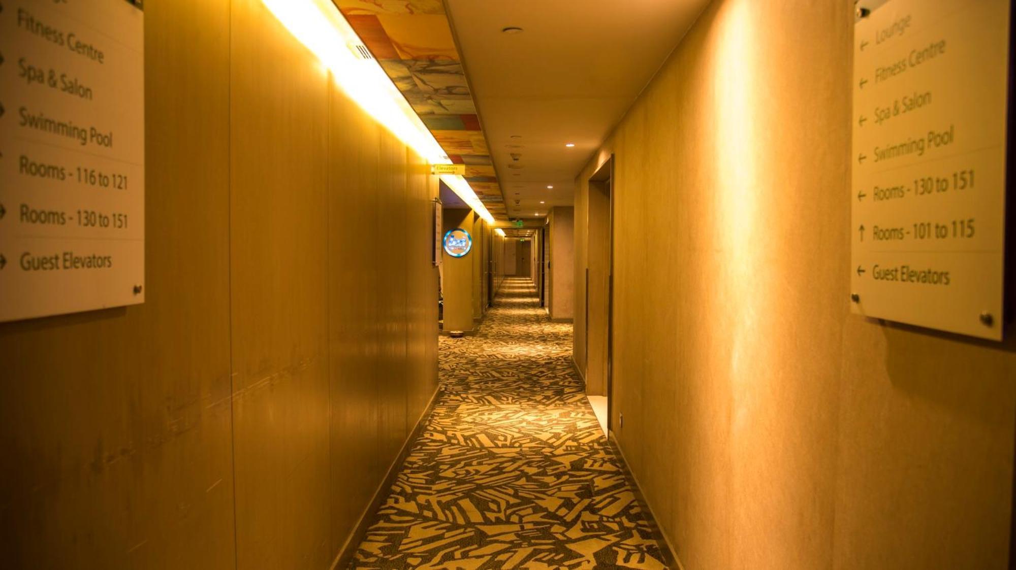 Holiday Inn New Delhi Aerocity By Ihg Екстериор снимка A corridor
