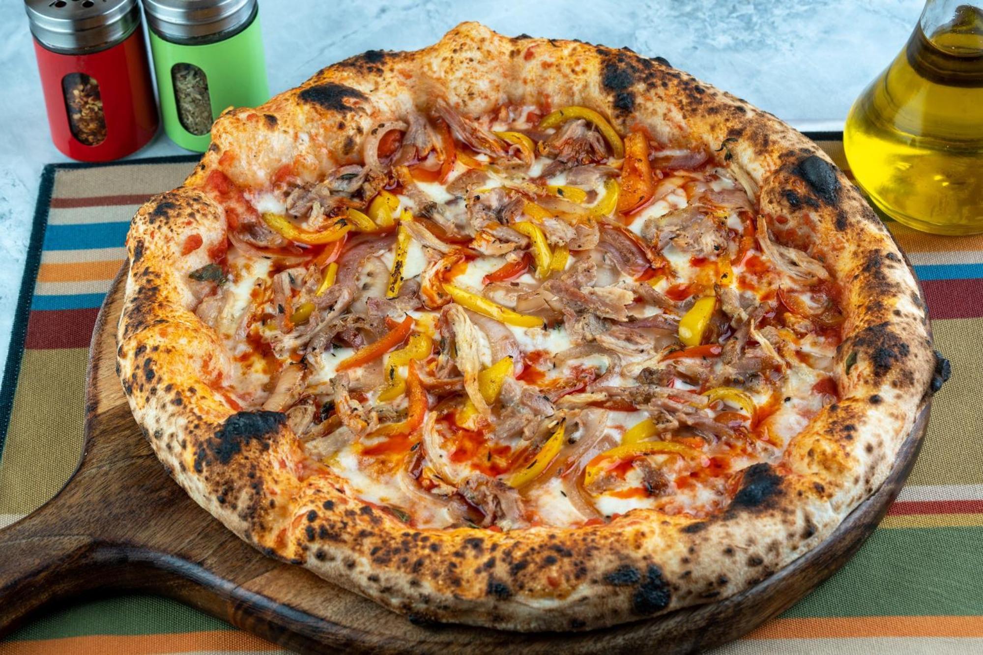 Holiday Inn New Delhi Aerocity By Ihg Екстериор снимка A pizza from the restaurant